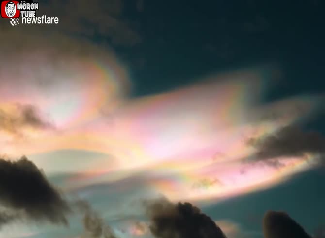 Video :In Sweden, a stunning pearly cloud emerges